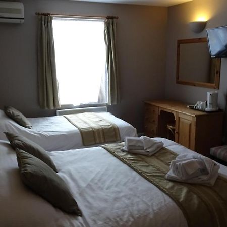 The Furze Bush Inn Newbury  Bagian luar foto