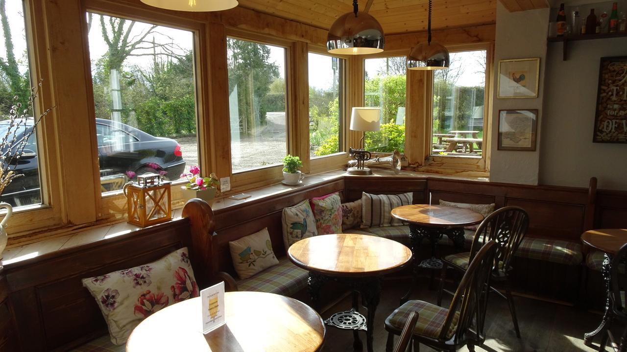 The Furze Bush Inn Newbury  Bagian luar foto