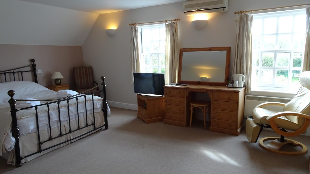 The Furze Bush Inn Newbury  Bagian luar foto